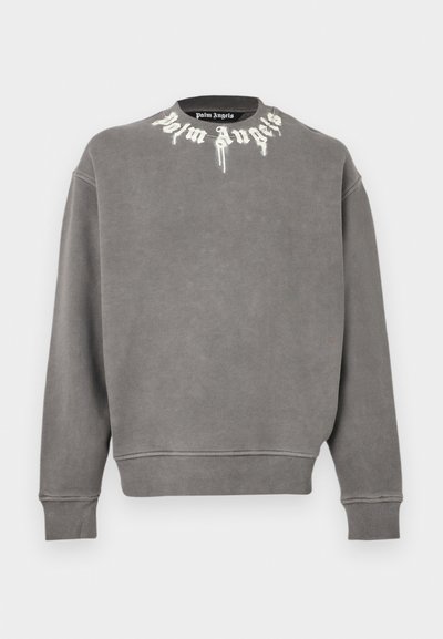 Γκρι φούτερ με στρογγυλή λαιμόκοψη, που διαθέτει εμφανές λευκό λογότυπο στο γιακά. Κατασκευασμένο από απαλό, υφασμάτινο ύφασμα με ριμπ μανσέτες.