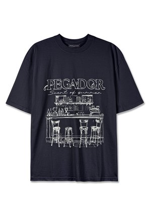 T-shirt in cotone blu navy con una linea bianca che disegna un bar con sgabelli, con la scritta "PEGADOR Profumo d'estate." Vestibilità rilassata.