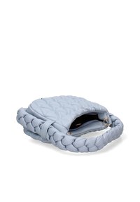  Lichtblauwe handtas met een geborduurd ontwerp, gevlochten handvat en een ritssluiting. Het interieur bevat een ritsvak voor organisatie.