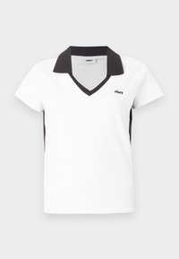 Λευκό κοντομάνικο πόλο με μαύρο γιακά, μαύρη διακόσμηση V-λαιμόκοψης, μαύρες πλαϊνές πάνελ και μικρό λογότυπο "obey" στο αριστερό στήθος.