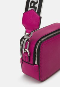 Karl Lagerfeld Jeans LOGO PATCH CAMERA - Taška s příčným popruhem - festival fuchsia