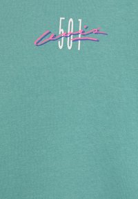 Sudadera de color azul aguamarina con un logo blanco de "Levi's" y el texto rosa "501" en un estilo tachado, hecha de suave tela de algodón.