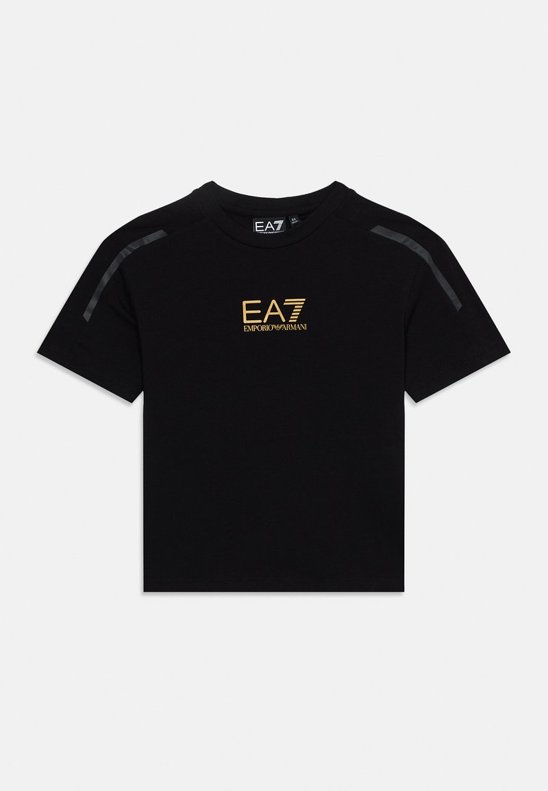 T-shirt noir manches courtes avec logo doré "EA7 Emporio Armani" sur la poitrine et bandes réfléchissantes le long des coutures des épaules.