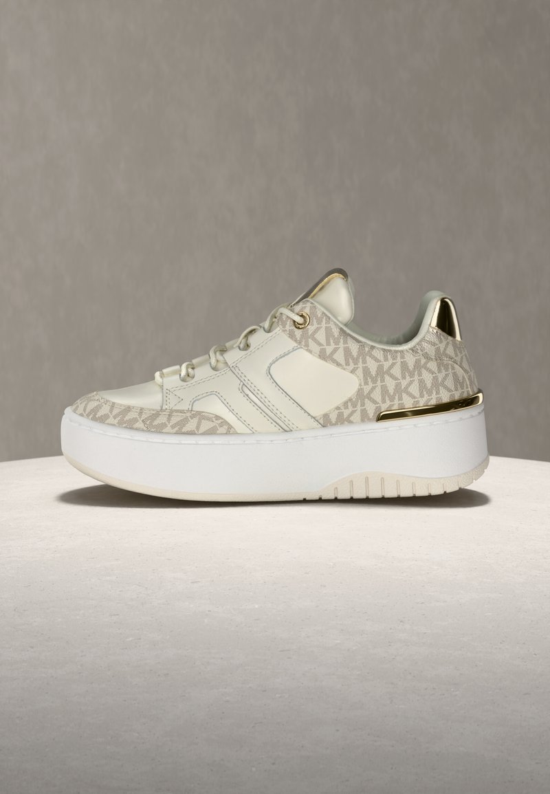 Tenis z zgornjim delom iz svetlo bež usnja z teksturiranim vzorcem logotipa MK, belo gumijasto podplatom in kovinskimi zlato barvnimi poudarki na peti.