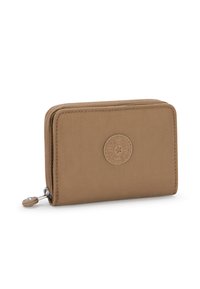 Hnědá peněženka s obdélníkovým tvarem, zipovým uzávěrem, vyraženým kulatým logem a prošívanými okraji. Hladký povrch s minimem akcentů.