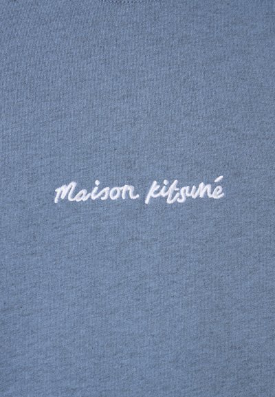 Mėlynas medvilninis marškinėliai su balta siuvinėjimu "maison kitsuné" centrine pozicija priekyje, švelni tekstūra ir apvaliu kaklu.