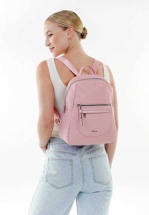 Sac à dos synthétique rose avec une poche frontale zippée et une bandoulière réglable. Présente une forme arrondie et une texture lisse.