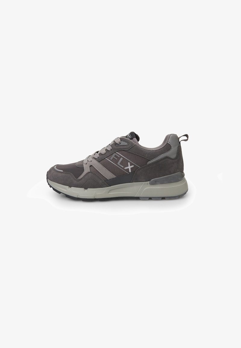 Baskets de sport grises avec un dessus en daim et en maille, dotées d'une semelle texturée, de lacets et du logo "FLX" sur le côté.