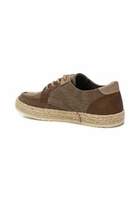 Zapato de lona y cuero marrón con una suela de esparto texturizada. Presenta cordones redondos, un diseño bajo y un acento de cuero marrón en contraste.