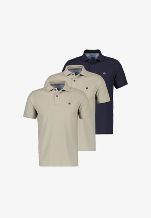 Drei kurzärmelige Poloshirts mit Kragen und Knöpfen, zwei beige vorne und eines dunkelblau hinten, jeweils mit einem kleinen Logo auf der Brust.