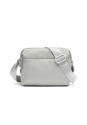 Sac bandoulière rectangulaire gris clair avec fermeture éclair et bandoulière réglable, présenté sur fond blanc.