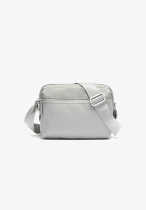 Sac bandoulière rectangulaire gris clair avec fermeture éclair et bandoulière réglable, présenté sur fond blanc.