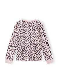 Dlhý rukáv top v svetlo ružovej farbe s čiernym a mauve leopardím vzorom. Jemná tkanina s priliehavými manžetami a okrúhlym výstrihom. Zobrazený zadný pohľad.
