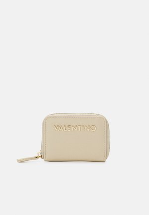 Beige lærrede glidelås lommebok med en teksturert finish, med gullpreget "VALENTINO" logo på framsiden og en glatt glidelåsdrager.