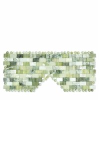 Zielona mozaikowa maska na oczy wykonana z małych prostokątnych kawałków kamienia, w różnych odcieniach zieleni, z okrągłymi koralikami wzdłuż brzegów.