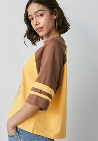 Next OFFICIAL LICENSE RAGLAN ELBOW BLOCK GRAPHIC - Langærmet T-shirt - yellow brown