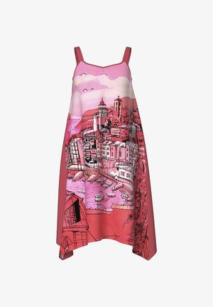 Ærmeløs lyserød kjole med et illustreret kystby, både i havnen og bygninger under en overskyet himmel.