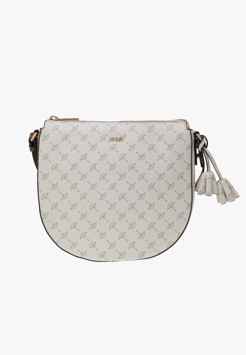 Bílá kožená kabelka přes rameno s diagonálním vzorem, zlatým logem, zaobleným dnem, horním zipem a třemi ozdobnými střapci na boku.