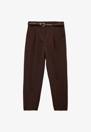 Pantalon marron ajusté avec une texture lisse, doté d'une ceinture marron assortie avec une boucle en or et de deux poches latérales.