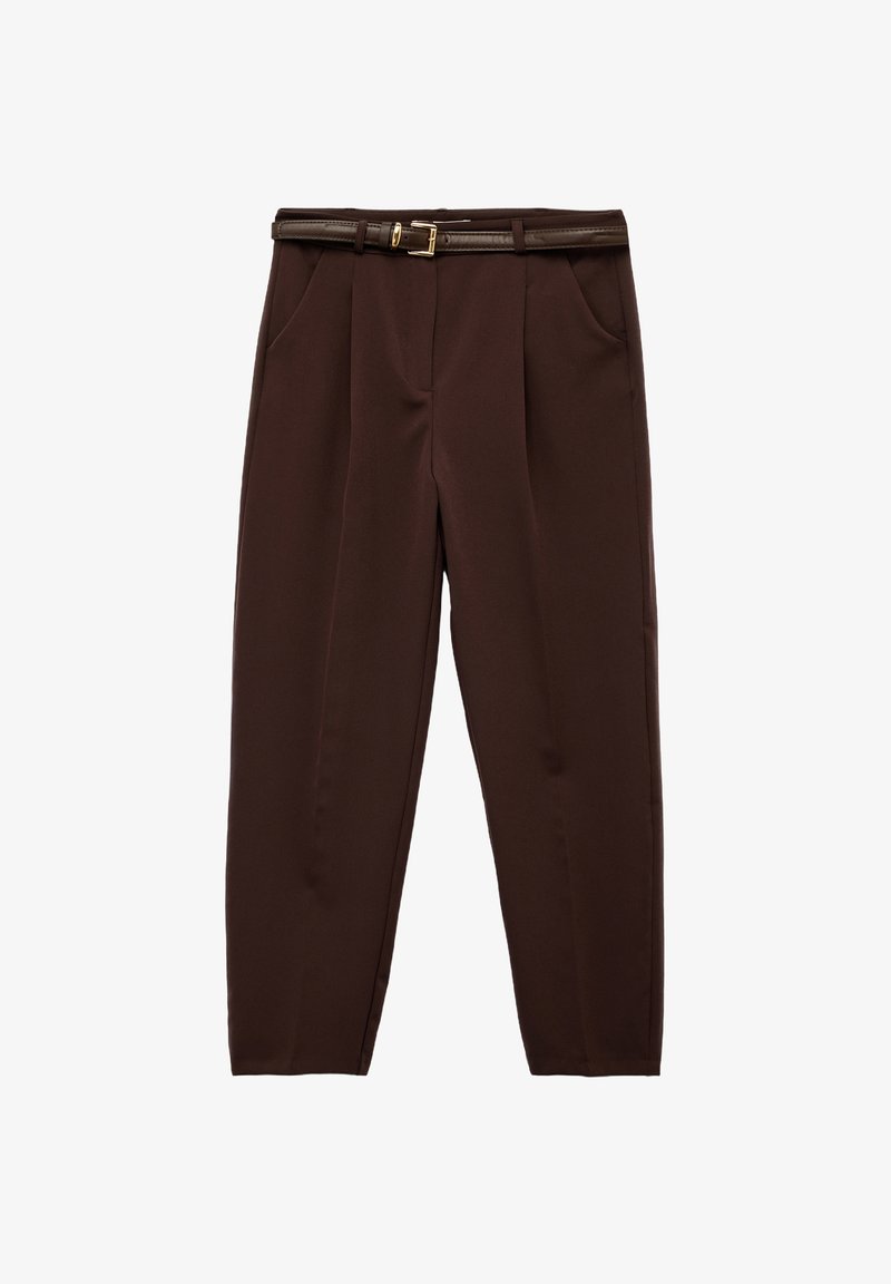 Pantaloni eleganti marroni con una trama liscia, dotati di una cintura coordinata marrone con fibbia dorata e due tasche laterali.