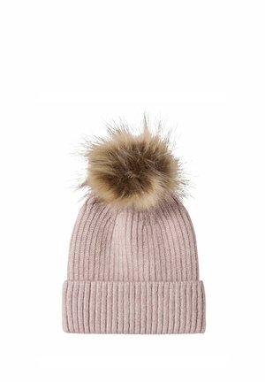 Bonnet en tricot côtelé rose pâle avec revers plié et gros pompon marron duveteux sur le dessus.