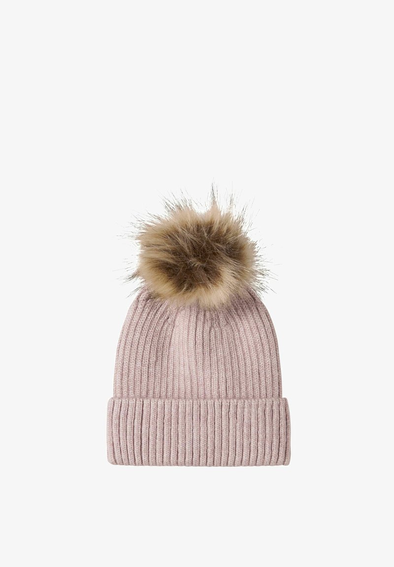 Bonnet en tricot côtelé rose pâle avec revers plié et gros pompon marron duveteux sur le dessus.