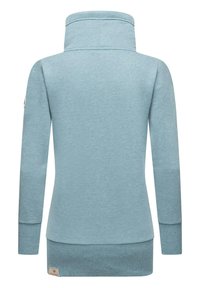Sudadera de manga larga, de color azul claro, con cuello alto, puños y dobladillo acanalados, que presenta un parche de logo en la manga izquierda. Textura de tela suave.