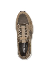 Sneaker in suede marrone e mesh con lacci elasticizzati, colletto imbottito e suola in gomma bianca. Presenta un logo sulla soletta e dettagli laterali.