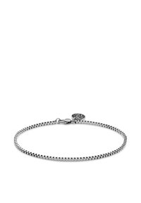 Sølvmetallarmbånd med lenkedesign, glatt overflate, låsestenge og dekorativt charms accent.