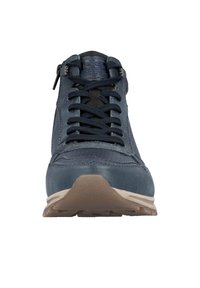 Sneaker blu in pelle con finitura testurizzata, lacci neri e suola in gomma beige. Presenta il logo sulla linguetta e dettagli cuciti.