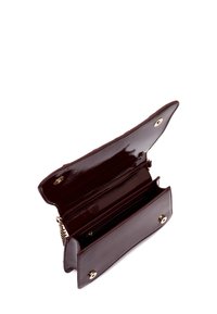 Portafoglio in pelle borgogna con finitura lucida, dotato di accessori in oro, chiusura a scatto e due scomparti interni per una migliore organizzazione.