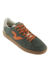 Sneaker verde in suede con lacci arancioni e logo, dotata di suola in gomma e punta perforata per traspirabilità.