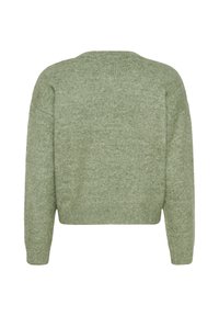 Pull tricoté vert clair, coupe courte, encolure ronde, épaules tombantes, ourlet et poignets côtelés, texture subtile, aspect doux.