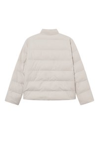 Casaco puffer bege claro com um design cropped, acolchoado horizontal, gola alta e mangas longas. Tecido liso e brilhante.