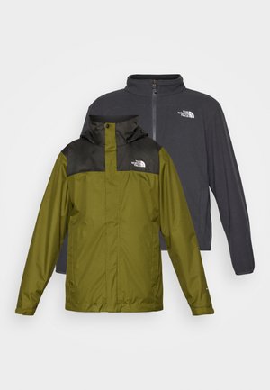 Due giacche in esposizione: una giacca impermeabile verde con colletto nero e logo, e una giacca softshell grigio scuro con zip.