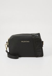 Mala transversal preta texturada Valentino com fecho de correr dourado e alça de ombro larga destacável gravada com o nome da marca.