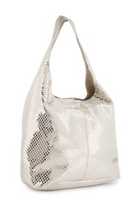 Sølvmetallic skuldertaske med perforeret design, glat tekstur og bred skulderrem. Krum form og minimalistisk detaljer.