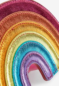 Mehrfarbiges Lederaccessoire mit geschichteten Metallic-Oberflächen in einem Regenbogenmuster. Glatte Textur mit kontrastierenden Stickdetails.