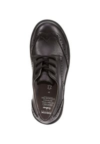 Scarpa in pelle nera con punta arrotondata, accenti testurizzati e perforazioni decorative. Presenta un design con lacci e una soletta imbottita.