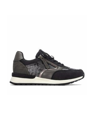 Zapatilla deportiva de corte bajo con paneles en negro, gris y estampado de piel de serpiente, cordones en la parte delantera, cremallera lateral y suela blanca gruesa.