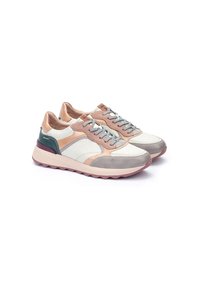 Zapatillas ligeras con una combinación de cuero rosa, blanco, gris y verde oscuro. Presentan costuras con patrones y una suela gruesa y texturizada.