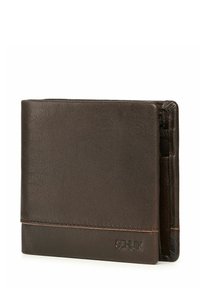 Brązowy skórzany portfel o ziarnistej fakturze, z projektem na składanie na pół i kontrastującym przeszyciem. Na przedniej stronie znajduje się logo, a wewnątrz wiele przegródek na karty.