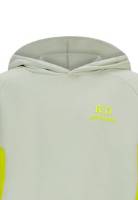 Felpa verde chiaro con tasca frontale, caratterizzata da un logo giallo neon sul petto e accenti gialli brillanti sulle maniche. Texture liscia.