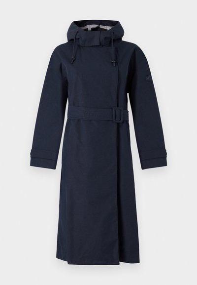 Capa de chuva azul-marinho com um colarinho alto, mangas longas, capuz ajustável e cintura com cinto. Feita de um material liso e resistente à água.