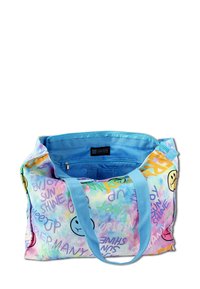 Grand sac fourre-tout avec un motif tie-dye coloré, présentant des visages souriants et diverses phrases motivantes. Ansures en tissu bleu, poche intérieure zippée.