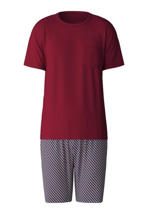 T-shirt rouge à manches courtes avec une poche, associé à un short à motifs comportant un design en losanges bleu, blanc et rouge sur un fond clair.
