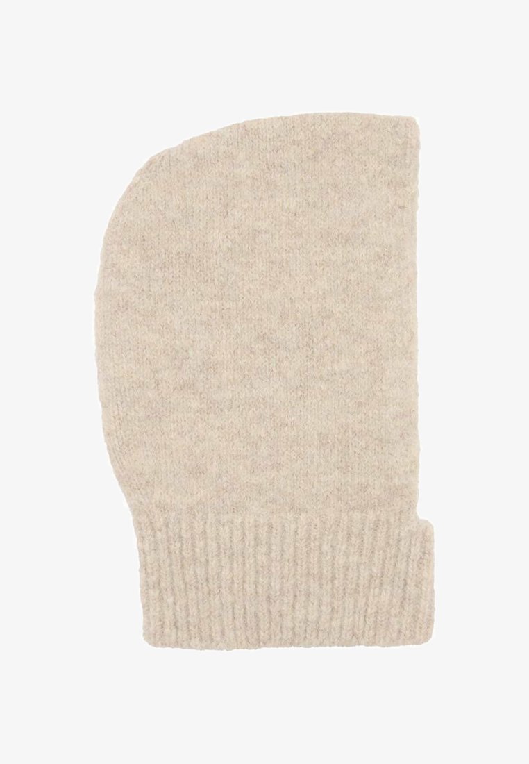 Béžová vlnená čiapka s zaoblenou hornou časťou a rebrovaným spodným okrajom, ktorá predstavuje textúrovaný povrch a hladký, jemný vzhľad.