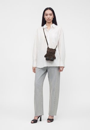 kate spade new york, MONSTERS TEDDI MINI BAG - Τσάντα χιαστί - brown