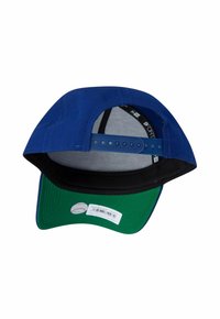 Blaue Snapback-Cap von hinten gesehen, mit verstellbarem Riemen, schwarzem Innenband und grünem Unterteil des Schirms sowie einem Aufkleber.
