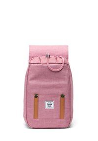 Ružový látkový batoh s dizajnom na rolovanie, koženými detailmi, nastaviteľnými popruhmi a prednou kapsou s logom.